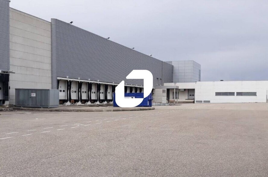 Industrial in Vaulx-Milieu for lease - Building Photo - Image 1 of 3