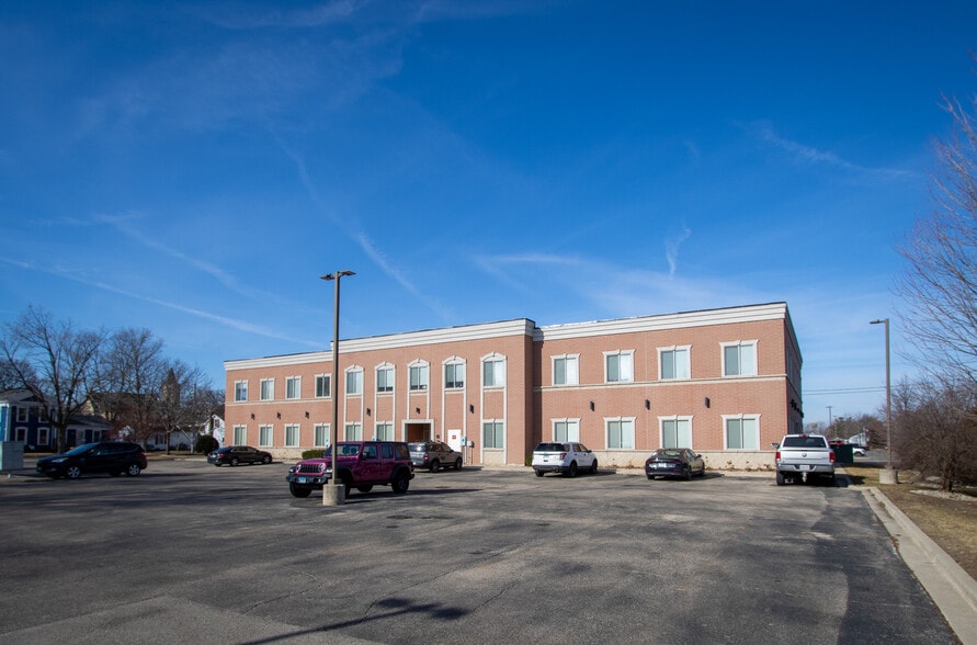 204 E Prairie, Marengo, IL for lease - Building Photo - Image 3 of 9