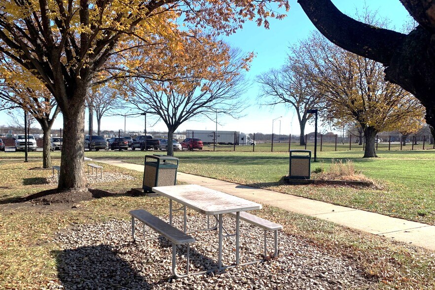 2200 Broening Hwy, Baltimore, MD à louer - Photo du bâtiment - Image 3 de 5