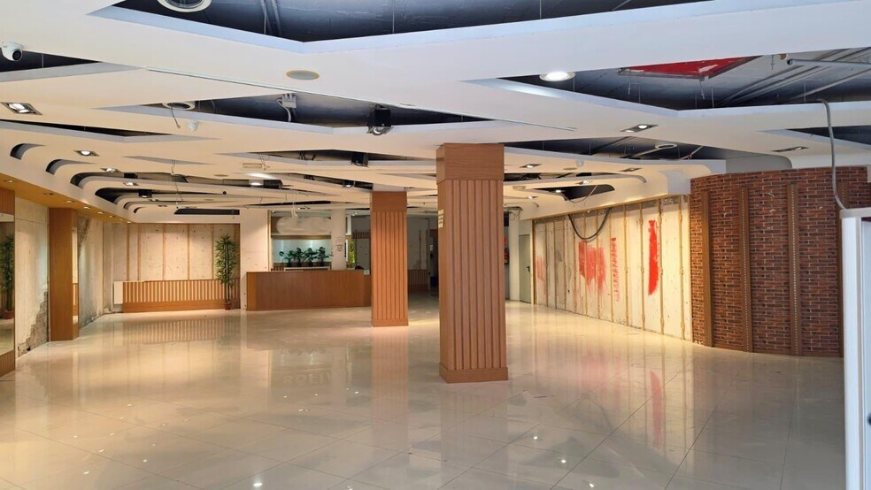 Retail in Elche for lease - Interior Photo - Image 3 of 7