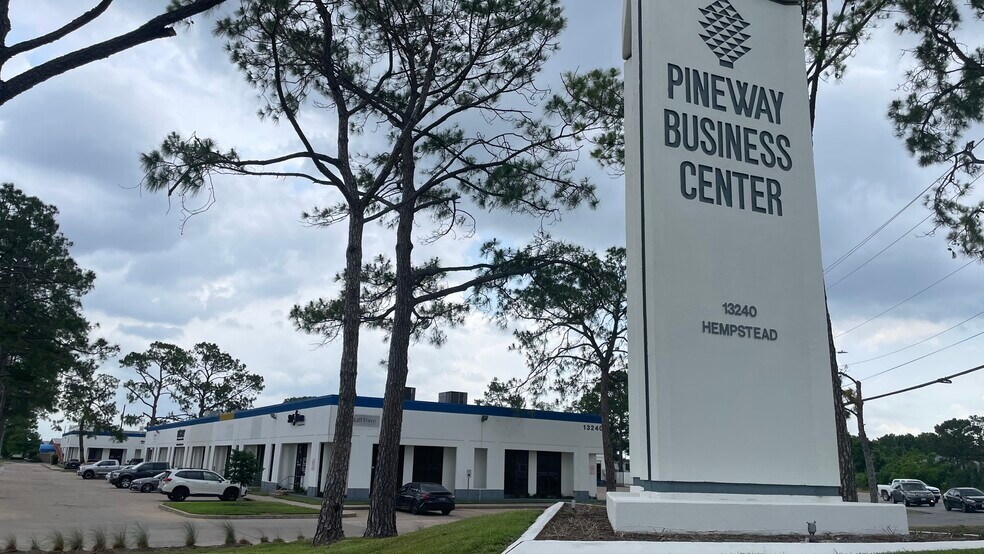13230 Hempstead Hwy, Houston, TX à louer - Photo du bâtiment - Image 3 de 4