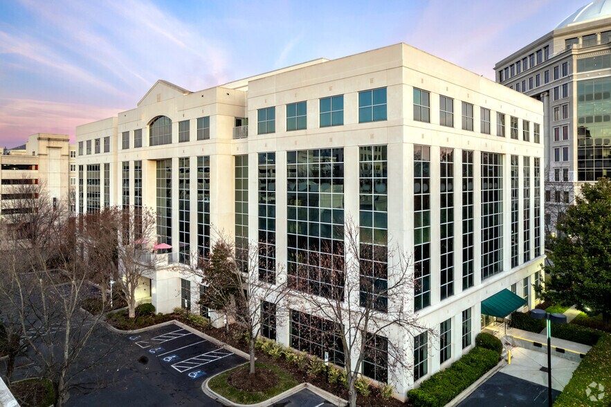 5605 Carnegie Blvd, Charlotte, NC à louer - Photo principale - Image 1 de 27