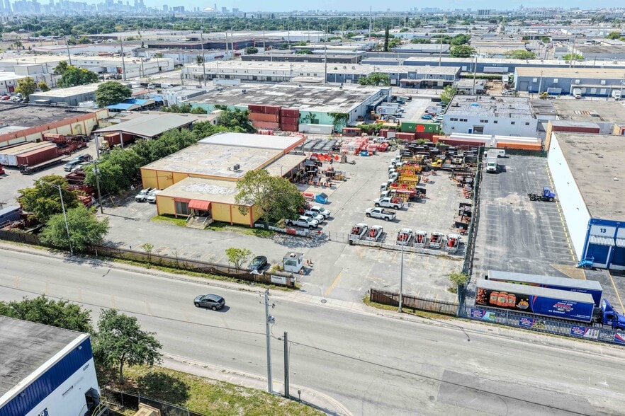 3570 NW 62nd St, Miami, FL à louer - Photo du bâtiment - Image 2 de 4