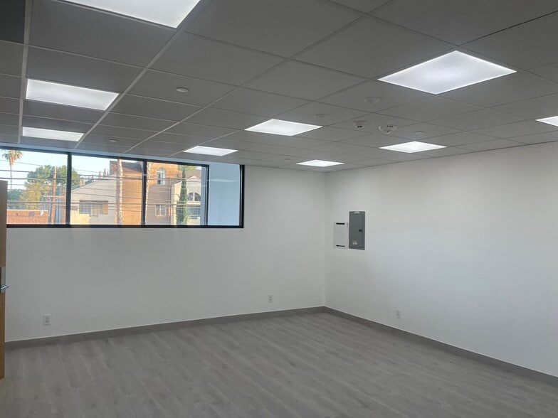 15721 Vanowen St, Van Nuys, CA for lease - Building Photo - Image 3 of 9