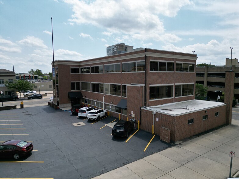 215 S Center St, Royal Oak, MI à louer - Photo du bâtiment - Image 2 de 7