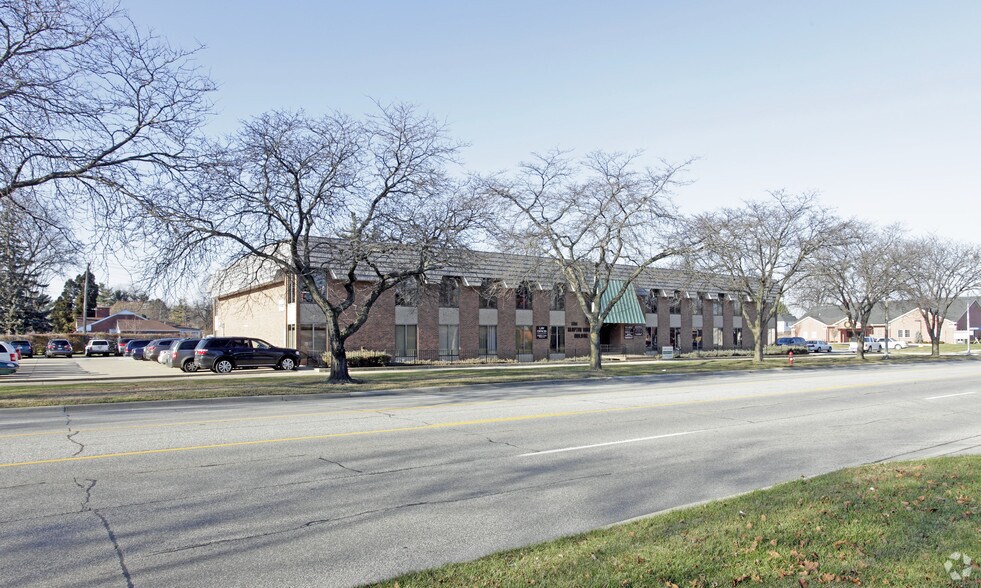 22811 Greater Mack Ave, Saint Clair Shores, MI à louer - Photo du bâtiment - Image 1 de 3