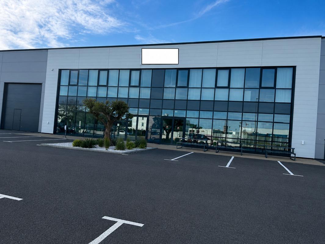 Flex in Miramas for lease Building Photo- Image 1 of 7