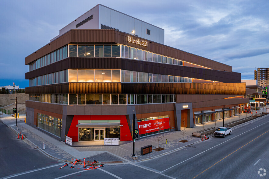 4015 University Av NW, Calgary, AB à louer - Photo du bâtiment - Image 2 de 5