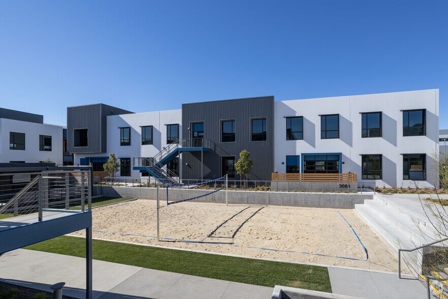 3031-3035 N Hollywood Way, Burbank, CA for sale - Building Photo - Image 2 of 4