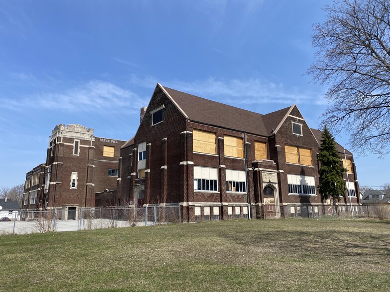 1556 Wyandotte St W, Windsor, ON for sale - Primary Photo - Image 1 of 2