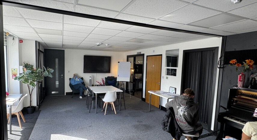 Otley Rd, Baildon for lease Interior Photo- Image 1 of 2