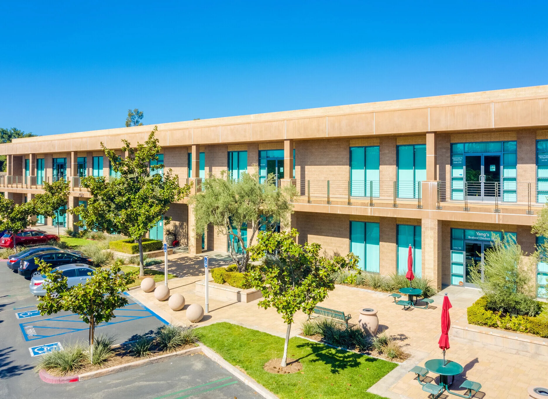 9891 Irvine Center Dr, Irvine, CA à louer Photo du bâtiment- Image 1 de 3