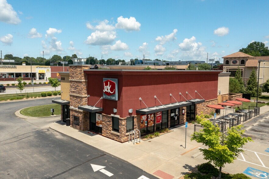 808 NW State Route 7, Blue Springs, MO à louer - Photo principale - Image 1 de 11