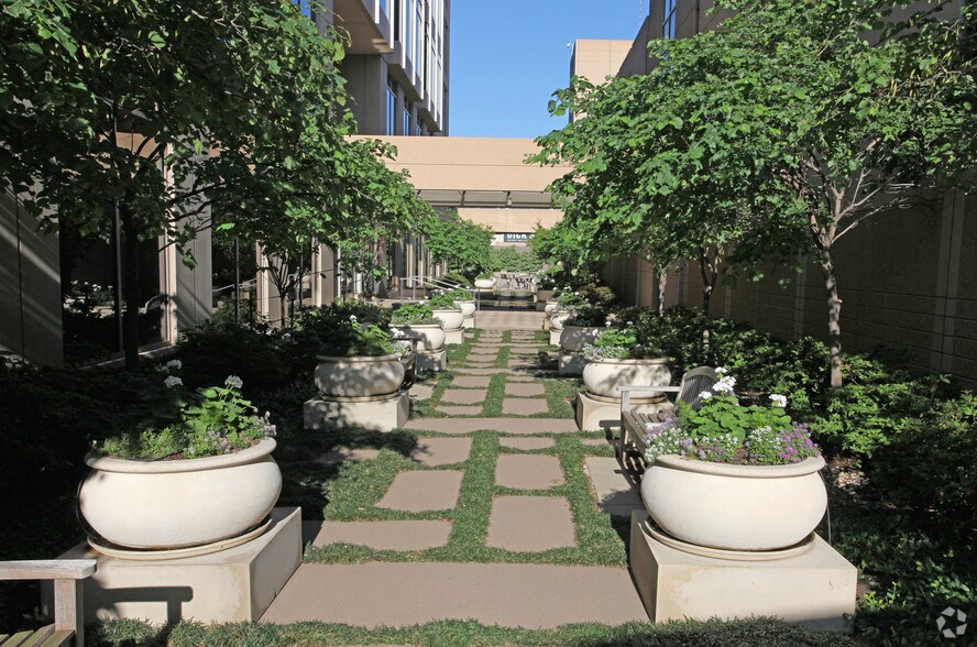 13737 Noel Rd, Dallas, TX à louer - Photo du bâtiment - Image 2 de 7