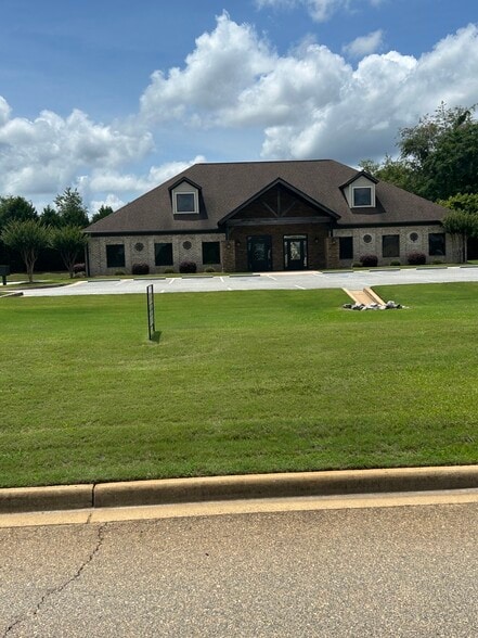 128 Tommy Stalnaker Dr, Warner Robins, GA à vendre - Photo du bâtiment - Image 2 de 5