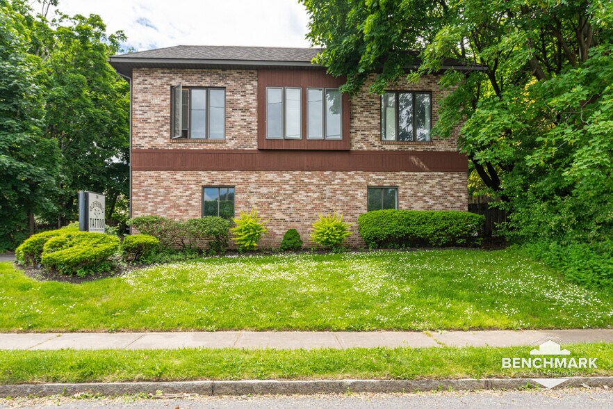241 Norris Dr, Rochester, NY à louer - Photo du bâtiment - Image 2 de 6
