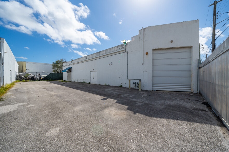 2585 NW 21st Ter, Miami, FL à louer - Photo du bâtiment - Image 2 de 54