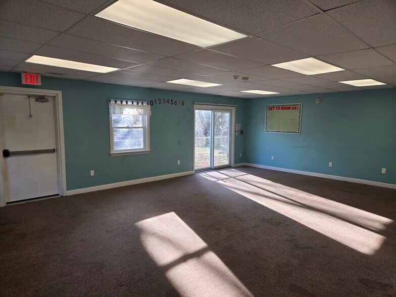 64 Bay Spring Ave, Barrington, RI à vendre - Photo du bâtiment - Image 2 de 18