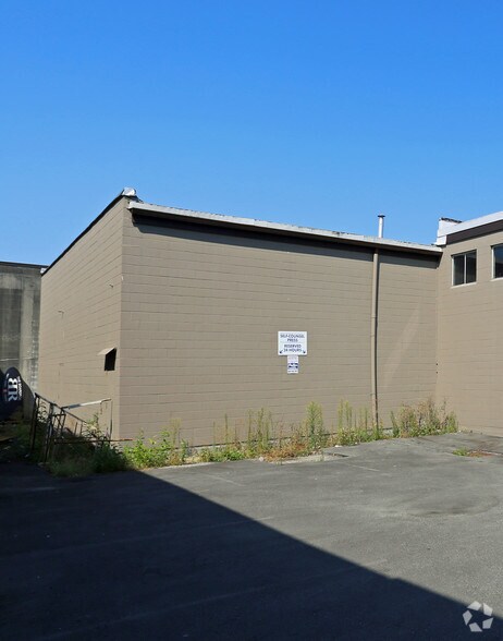 1473-1481 Charlotte Rd, North Vancouver, BC à vendre - Photo du bâtiment - Image 2 de 5