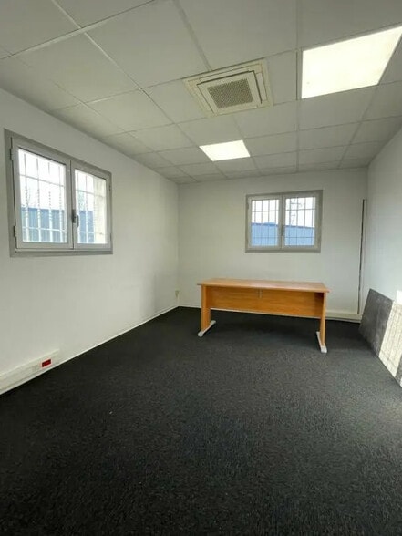 Office in Cenon for lease - Interior Photo - Image 3 of 12