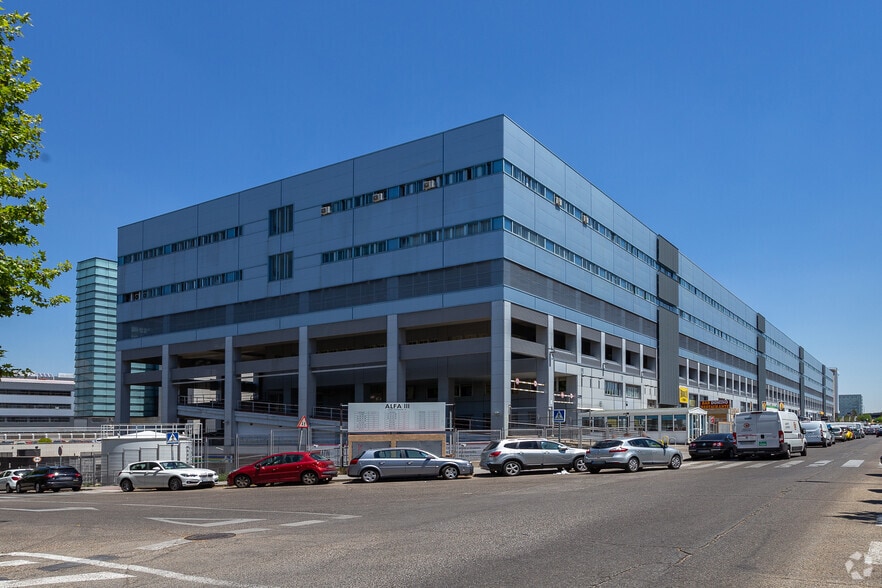 Calle de Isabel Colbrand, 10-12, Madrid, Madrid for sale - Building Photo - Image 2 of 7