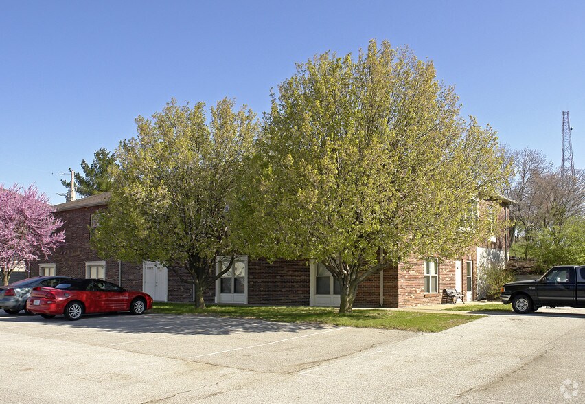 1821 Sherman Dr, Saint Charles, MO à vendre - Photo du bâtiment - Image 2 de 14