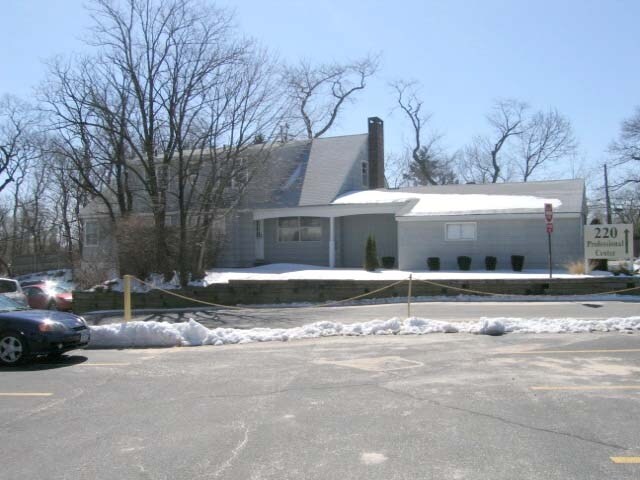 220 S Service Rd, Roslyn Heights, NY à vendre - Photo du bâtiment - Image 3 de 3