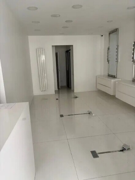 Retail in Paris for sale - Interior Photo - Image 1 of 5