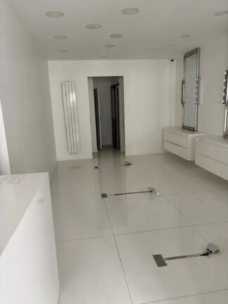 Plus de détails pour Commerce de détail à vendre