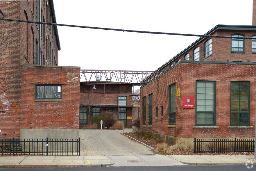 166 Valley St, Providence, RI à vendre - Photo du bâtiment - Image 2 de 103