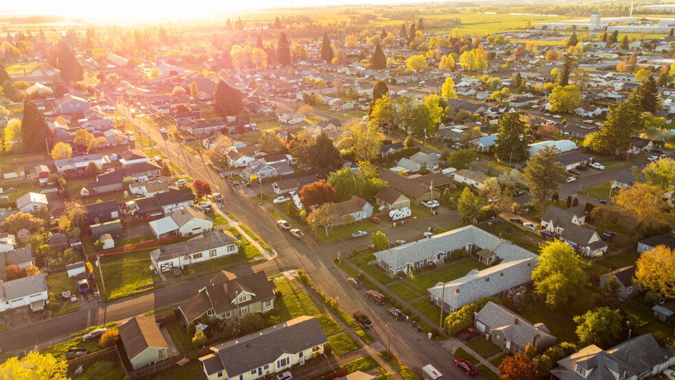 591 W Sherman St, Lebanon, OR à vendre - Photo du bâtiment - Image 2 de 32