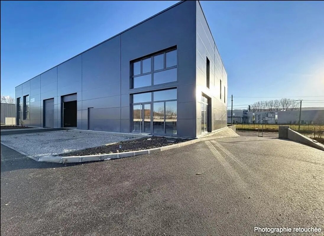 Office in Bourgoin-Jallieu for lease Building Photo- Image 1 of 13
