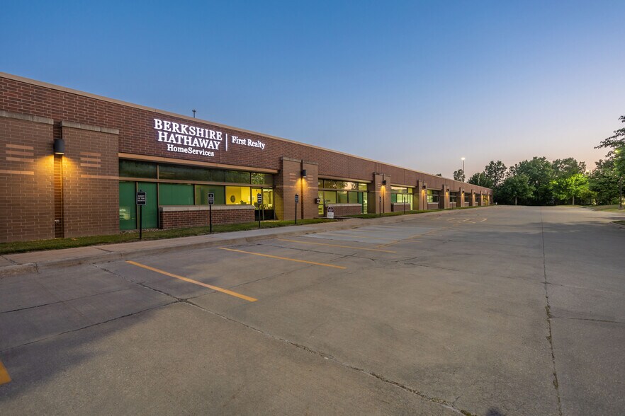 5500 Westown Pky, West Des Moines, IA à louer - Photo du bâtiment - Image 2 de 14