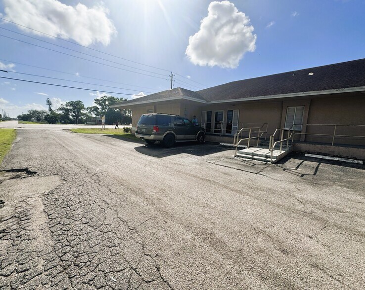 1100 S Main St, Belle Glade, FL à vendre - Photo du bâtiment - Image 3 de 28