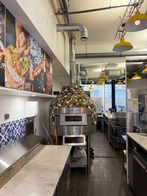 Retail in Paris for lease Interior Photo- Image 1 of 4