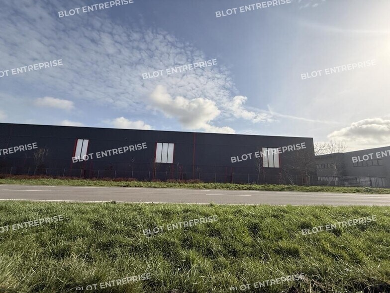 Local d'activités dans Noyal-Châtillon-sur-Seiche à vendre - Photo du bâtiment - Image 2 de 12
