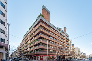 Plus de détails pour Multi-résidentiel à vendre