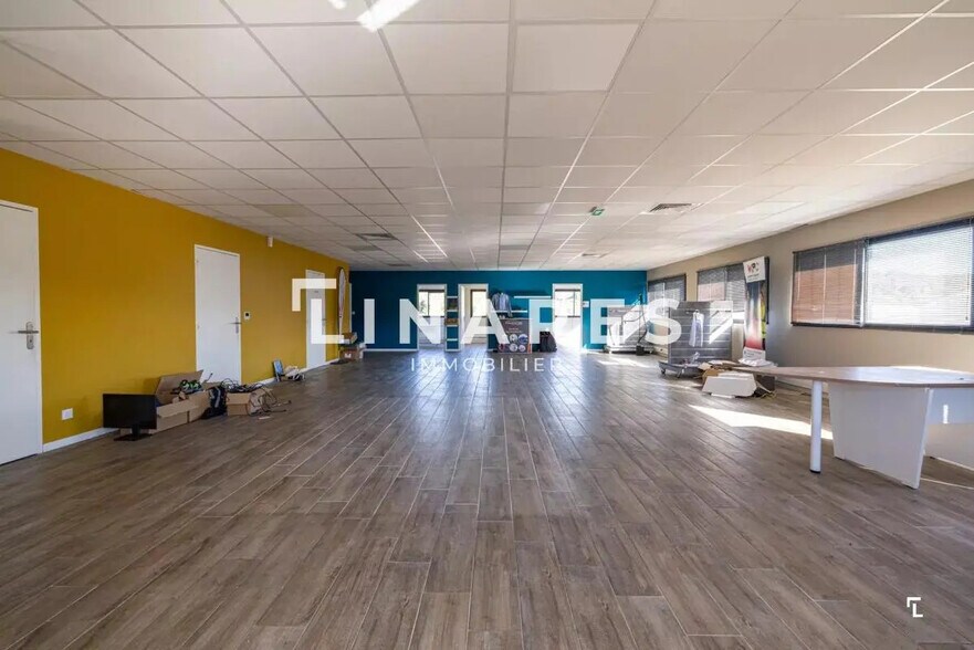 Office in Aubagne for lease - Interior Photo - Image 1 of 6