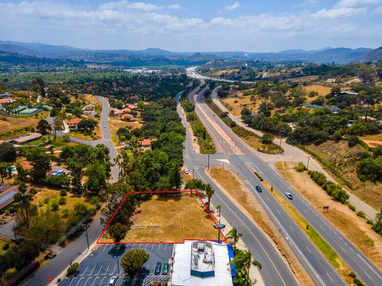 2690 S Escondido Blvd, Escondido, CA à vendre - Photo du bâtiment - Image 3 de 11