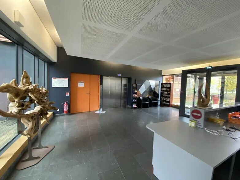 Bureau dans Buchelay à louer - Hall d’entrée - Image 2 de 10