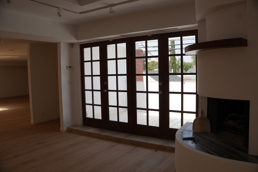 261 S Robertson Blvd, Beverly Hills, CA for sale - Interior Photo - Image 2 of 18
