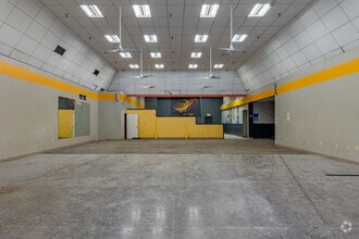 8535 Tanglewood Sq, Chagrin Falls, OH for lease Interior Photo- Image 2 of 4