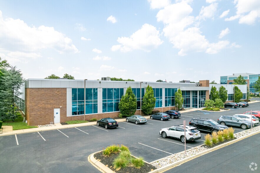 350 Fellowship Rd, Mount Laurel, NJ à louer - Photo du bâtiment - Image 3 de 8