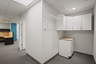 10625 W North Ave, Milwaukee, WI à louer Photo du bâtiment- Image 2 de 6