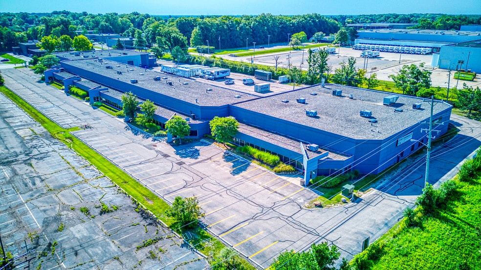 23399 Commerce Dr, Farmington Hills, MI for lease - Building Photo - Image 2 of 9