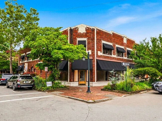 Plus de détails pour 5 Biltmore Plz, Asheville, NC - Commerce de détail à louer