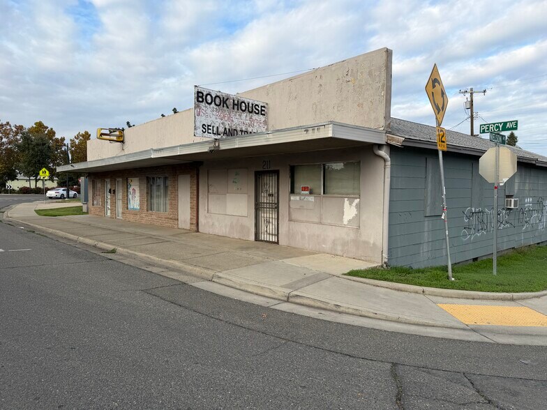 217 Percy Ave, Yuba City, CA à vendre - Photo du bâtiment - Image 2 de 68