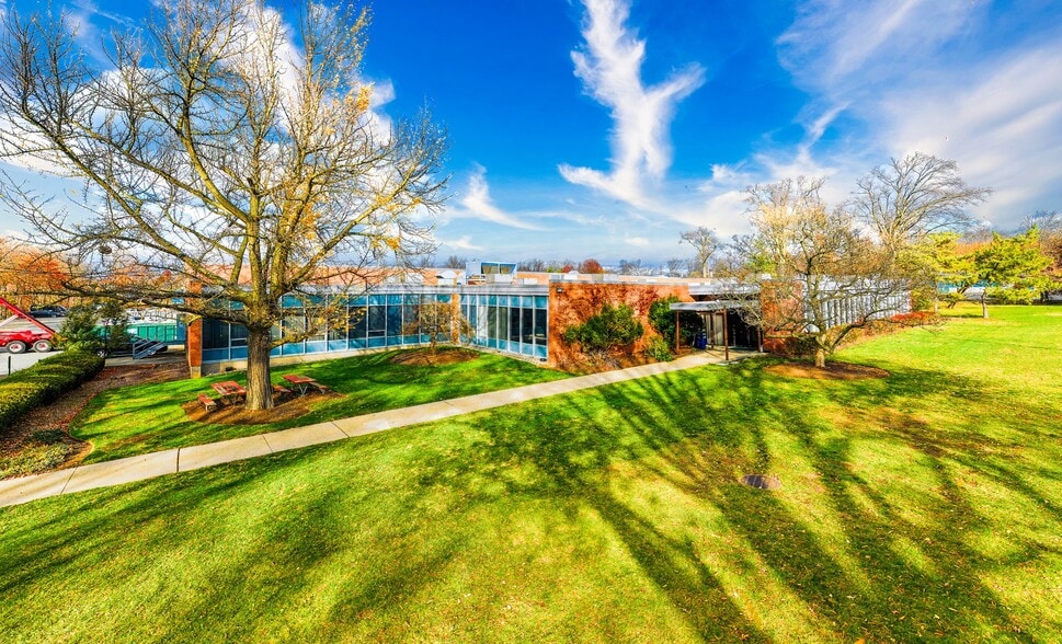 17-01 Pollitt Dr, Fair Lawn, NJ for lease - Building Photo - Image 1 of 5