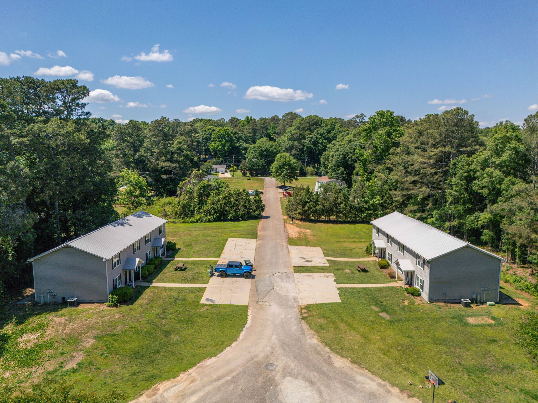 4121 & 4122 Oakwood Village, Oakwood, portefeuille de 2 propriétés à vendre sur LoopNet.ca Photo du bâtiment- Image 1 de 24