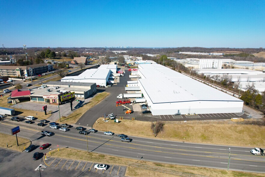 5006-5050 Harding Pl, Nashville, TN à louer - Photo du bâtiment - Image 1 de 9